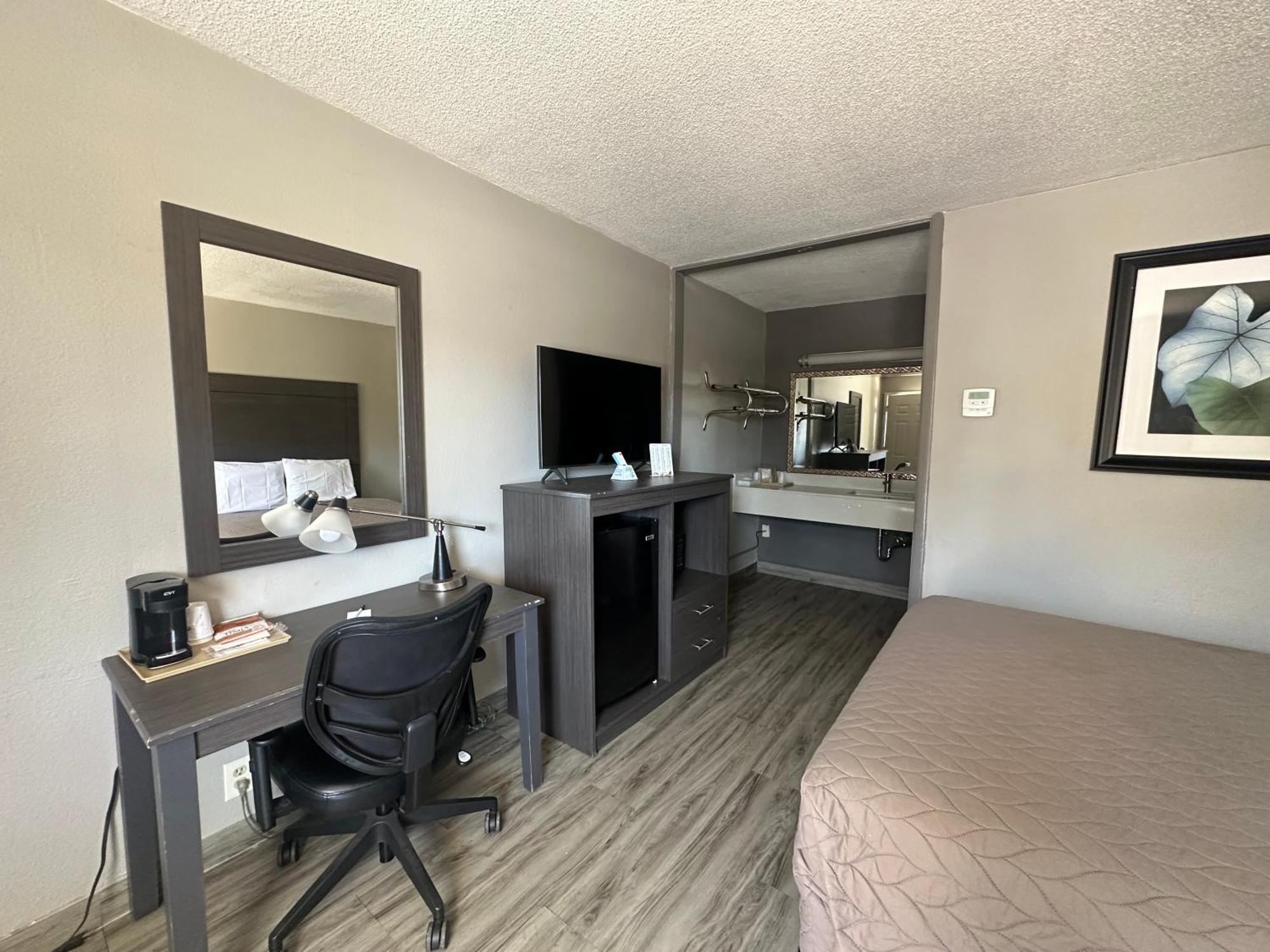 Executive Inn Locust Grove By Capital O Exterior photo